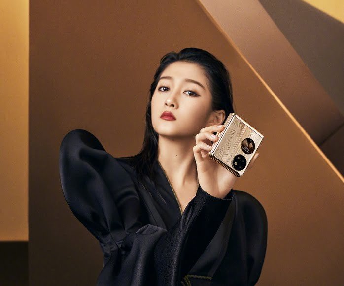 Harper’s Bazaar Magazine reveals Live photos of the Huawei P50 Pocket